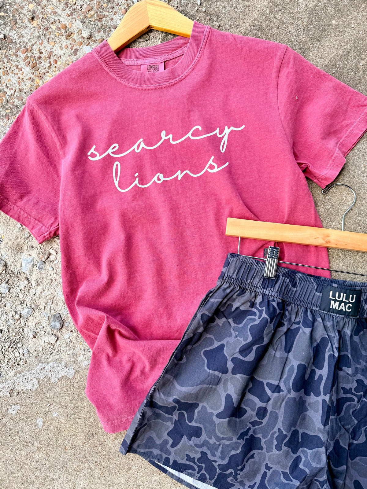 CURSIVE SEARCY LIONS GRAPHIC TEE