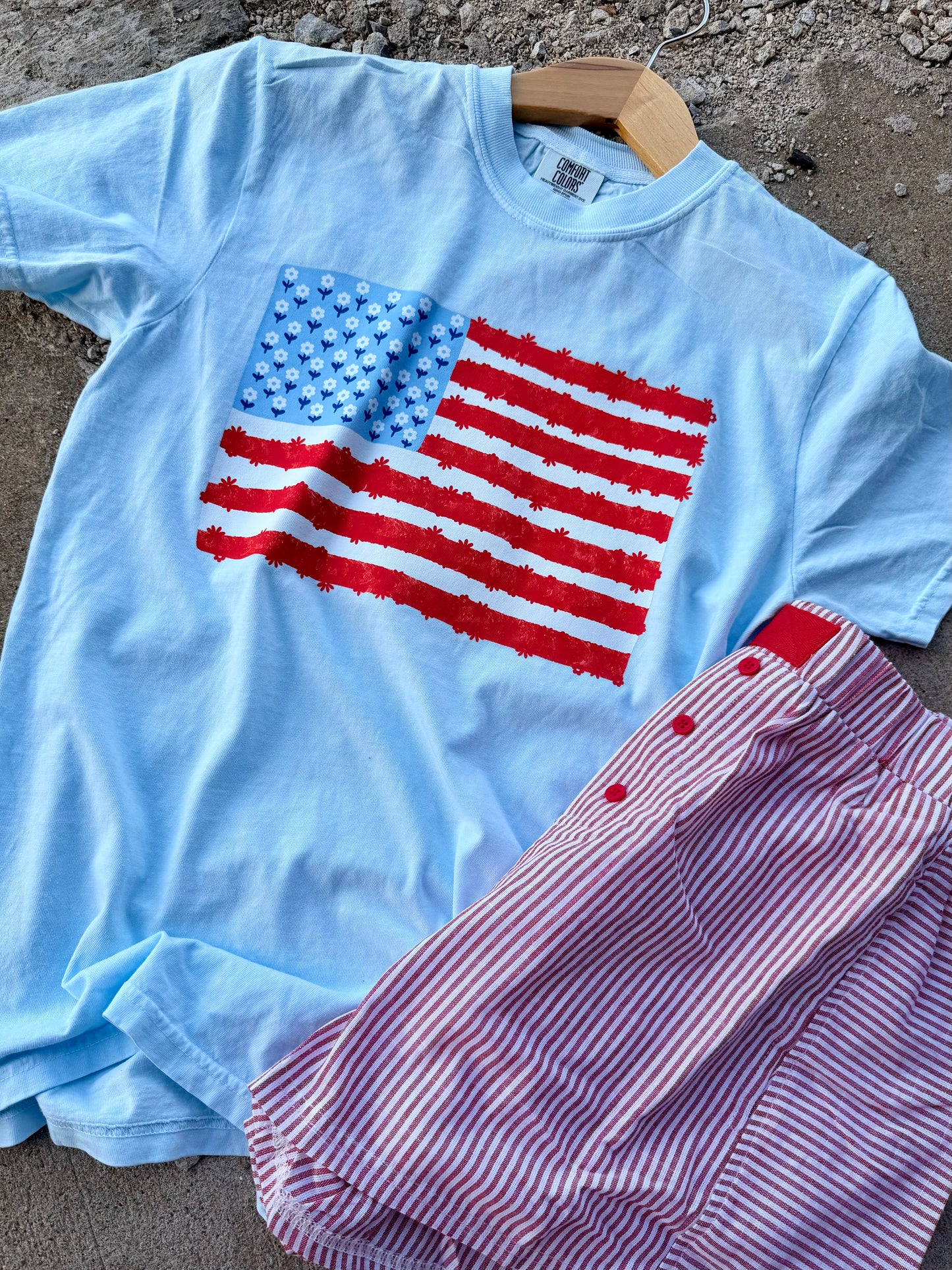 DAISY FLAG GRAPHIC TEE/CHAMBRAY