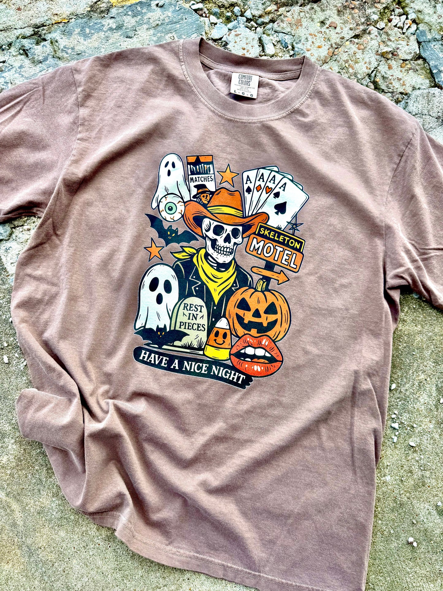 HALLOWEEN COLLAGE GRAPHIC TEE