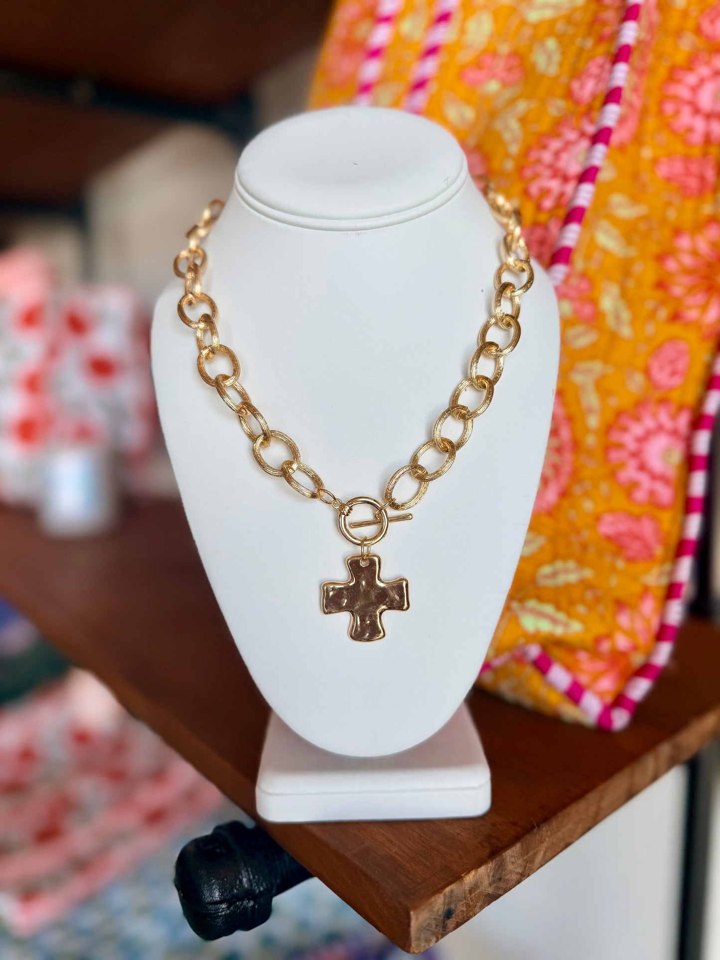 GLOD HAMMERD CROSS CHARM NECKLACE