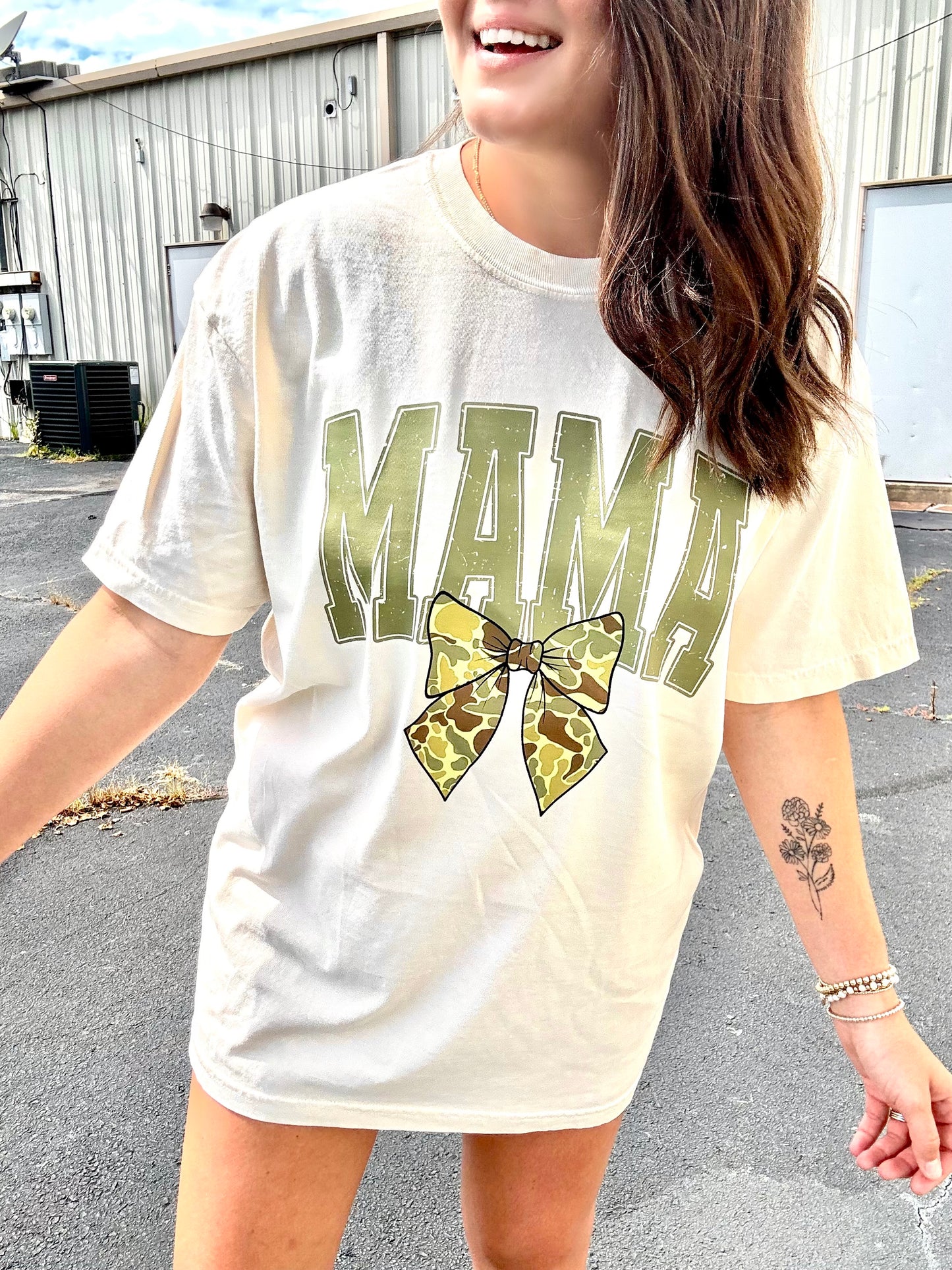 CAMO BOW MAMA GRAPHIC TEE