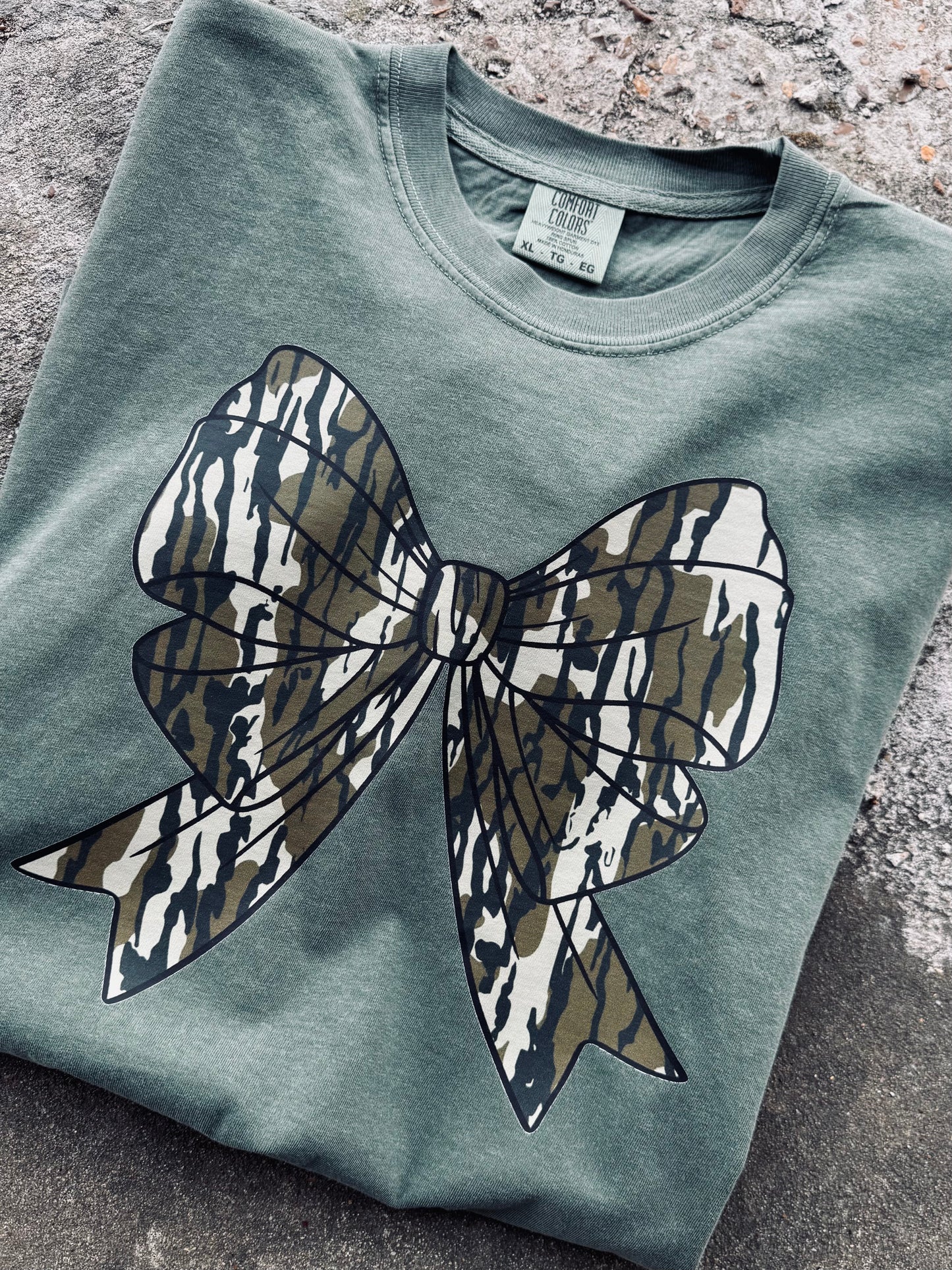 Camo Bow graphic tee