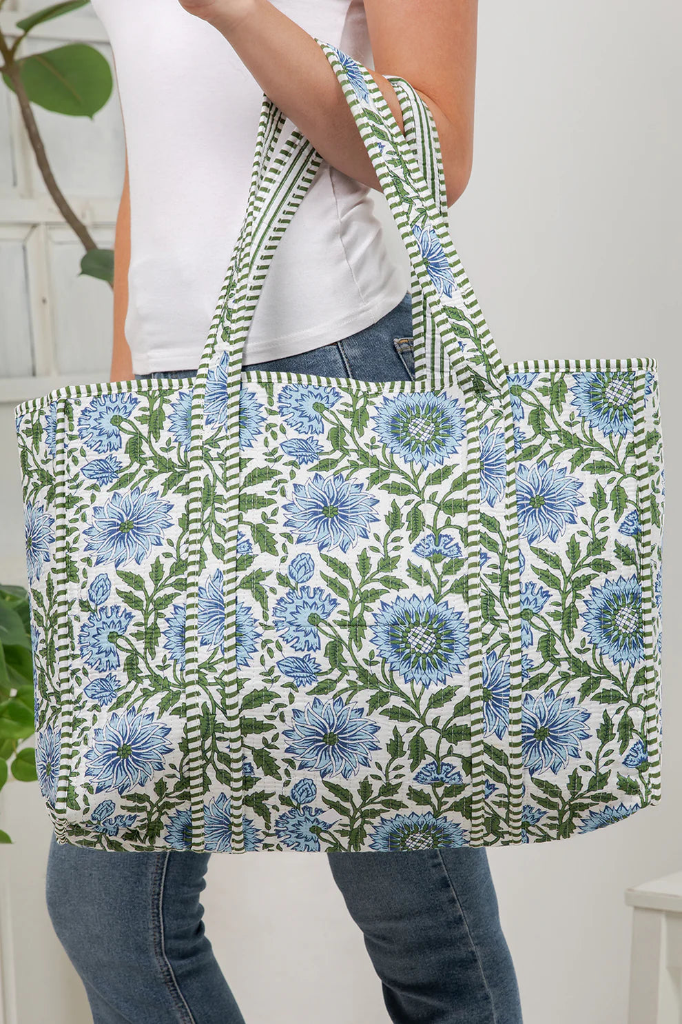 SEASIDE GARDEN/REVERSIBLE QUILTED TOTE BAG