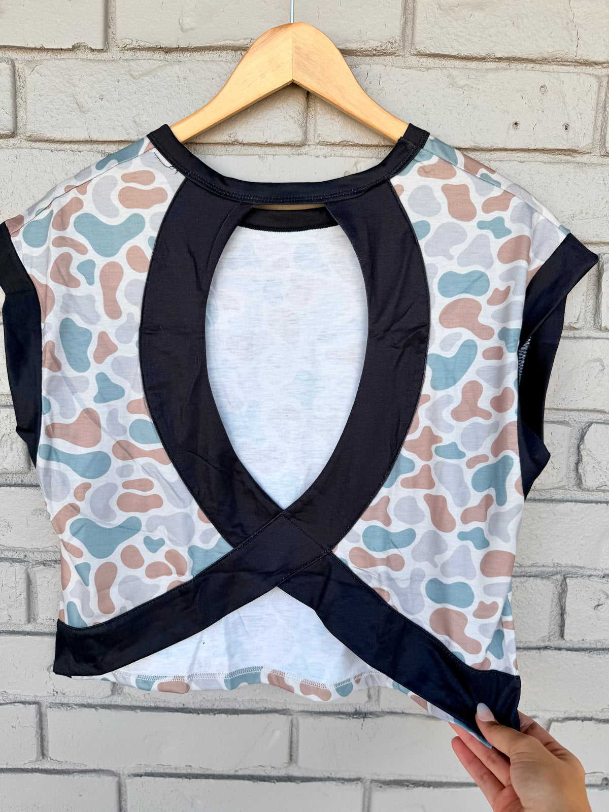 CAMO CROSS BACK TOP