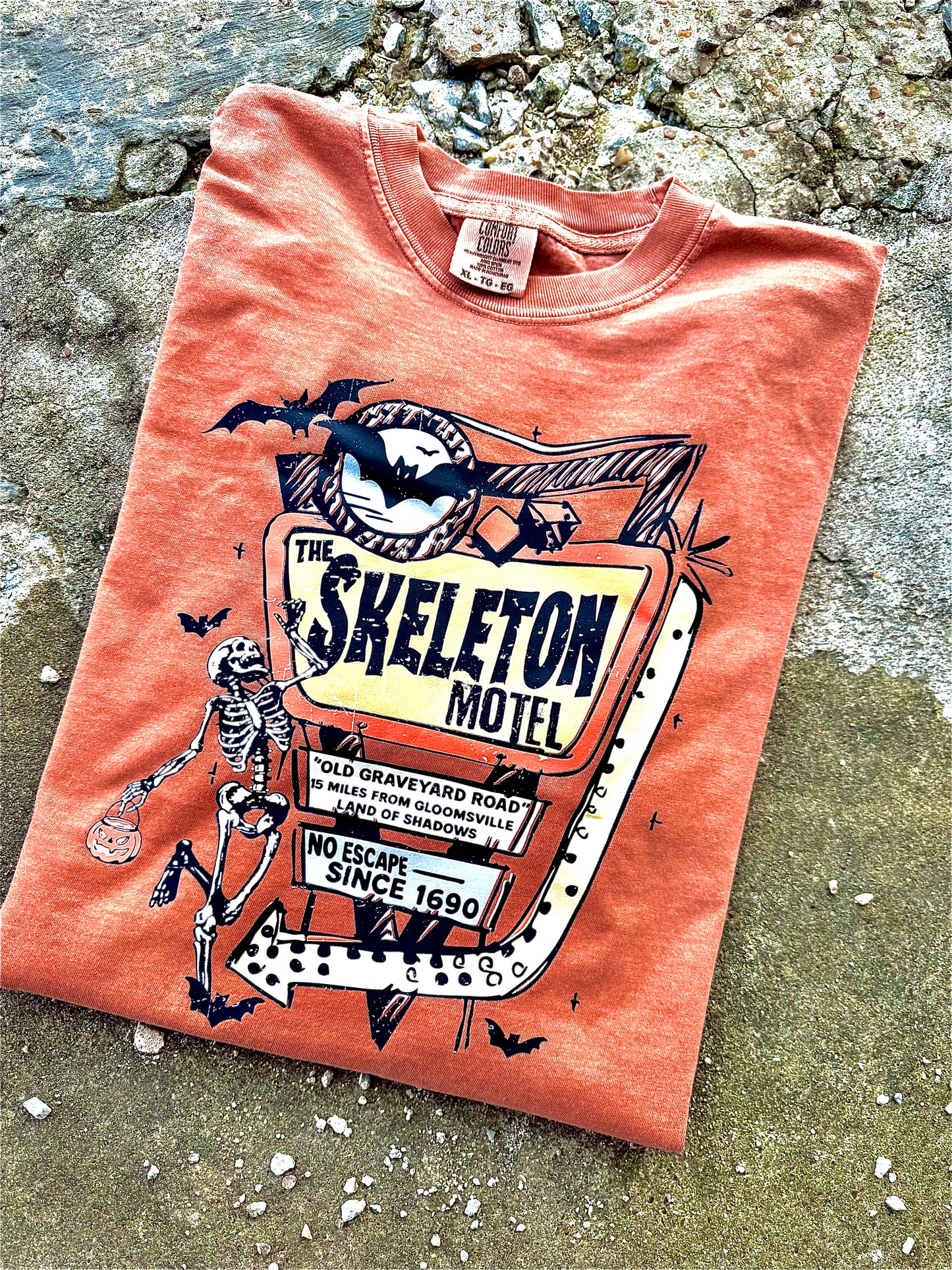 SKELETON MOTEL GRAPHIC TEE