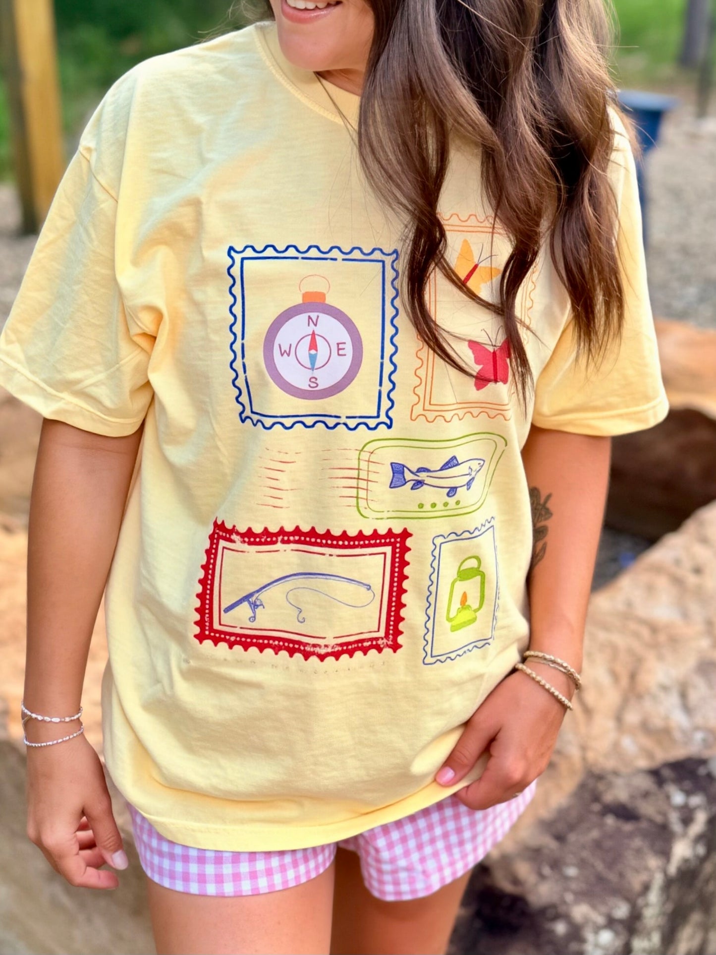 STAMP WANDERLUST CAMP  GRAPHIC TEE | BUTTER