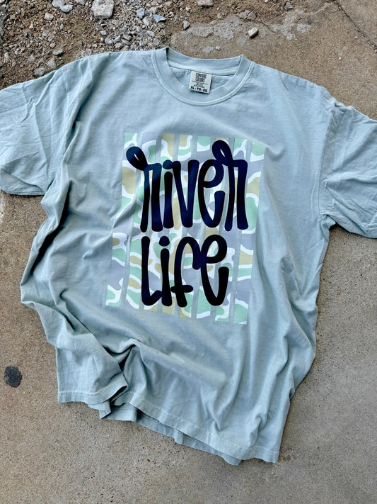 CAMO RIVER LIFE GRAPHIC TEE | BAY