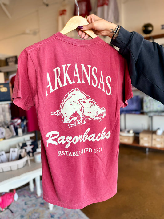 ARKANSAS 70'S HOG GRAPHIC POCKET TEE