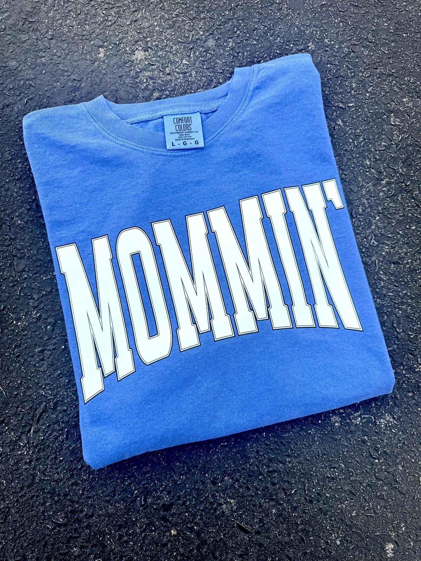 MOMMIN' GRAPHIC TEE |CHOOSE YOUR COLOR