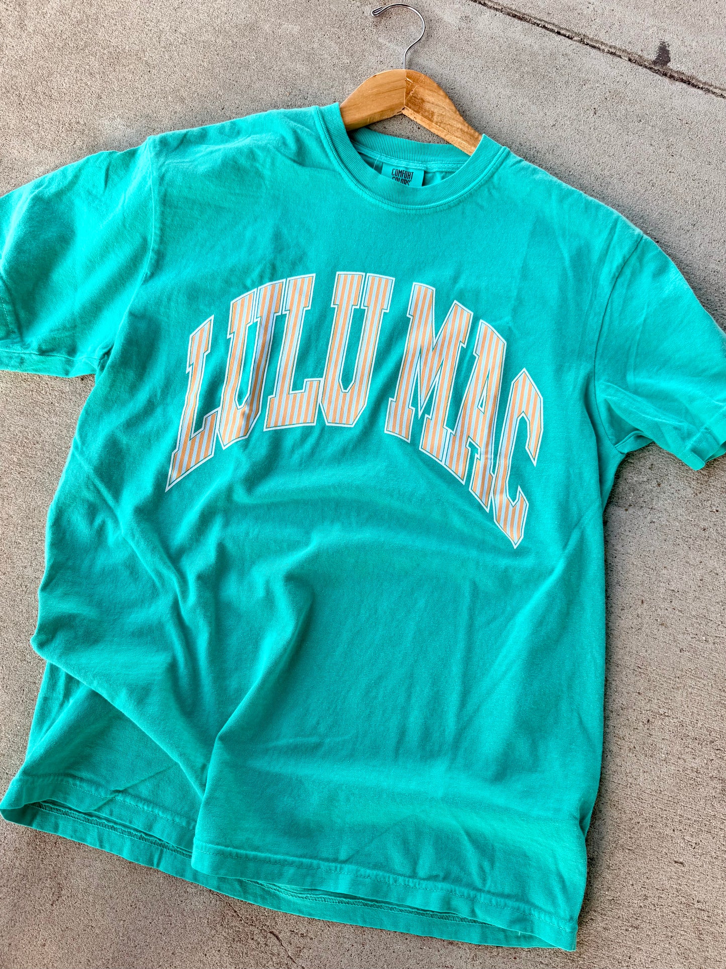 COASTAL STRIPE ISLAND GREEN LULU MAC GRAPHIC TEE
