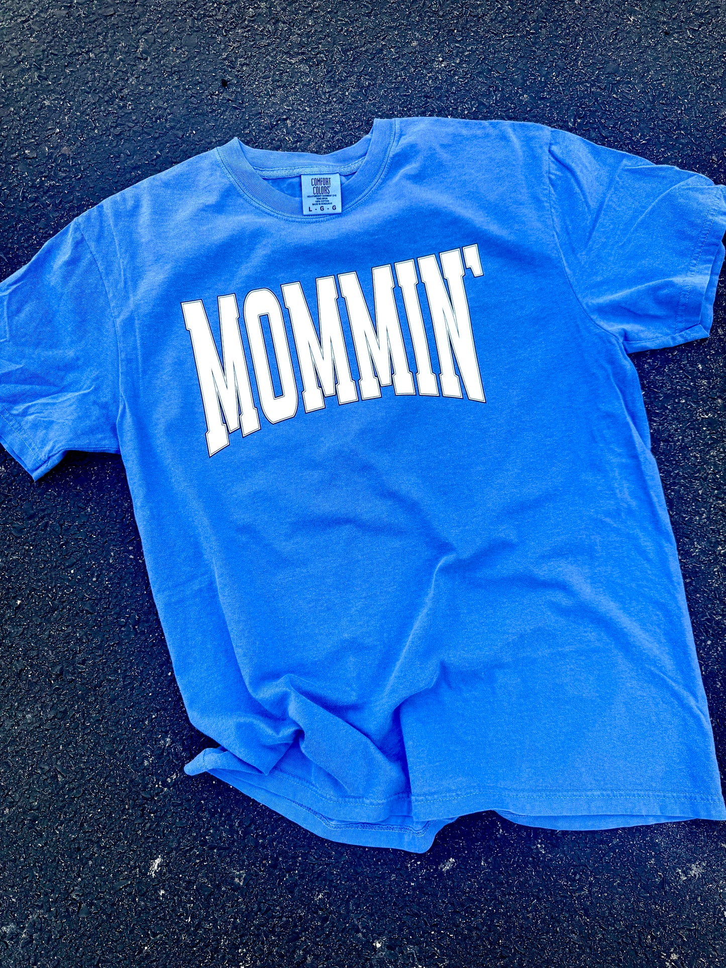 MOMMIN' GRAPHIC TEE |CHOOSE YOUR COLOR
