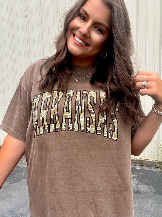 CAMO ARKANSAS GRAPHIC TEE