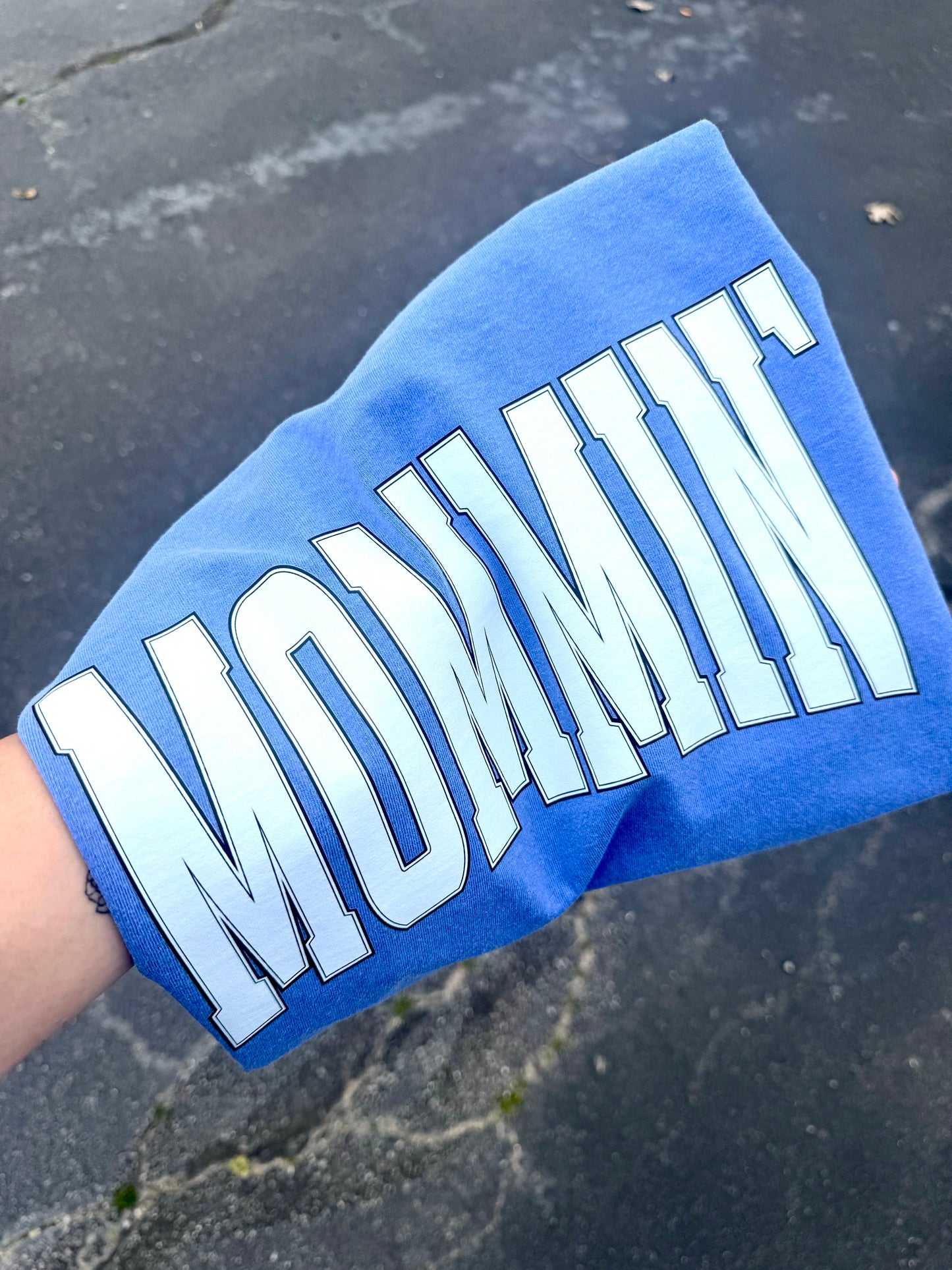 MOMMIN' GRAPHIC TEE |CHOOSE YOUR COLOR