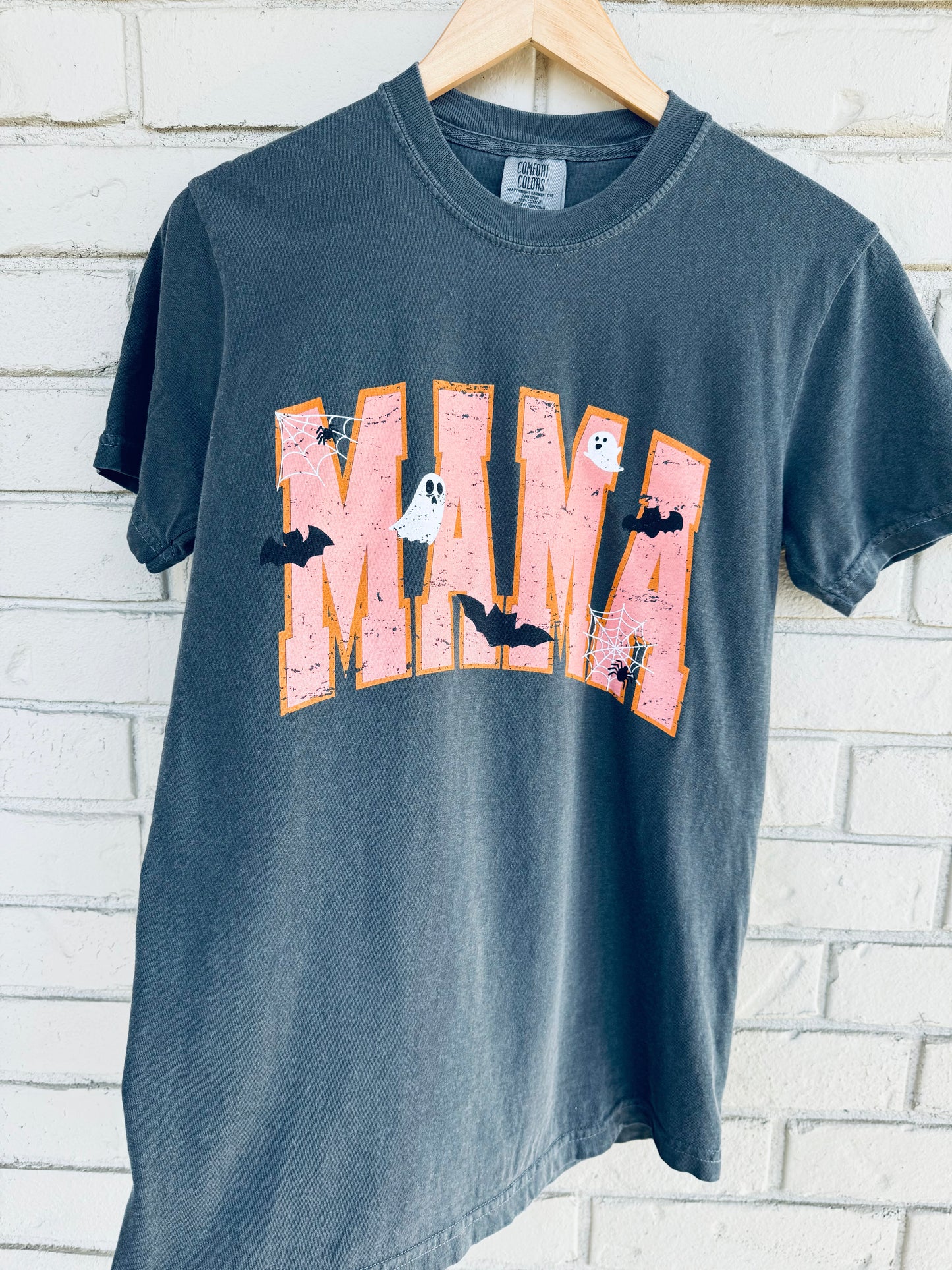 Spooky mama graphic tee