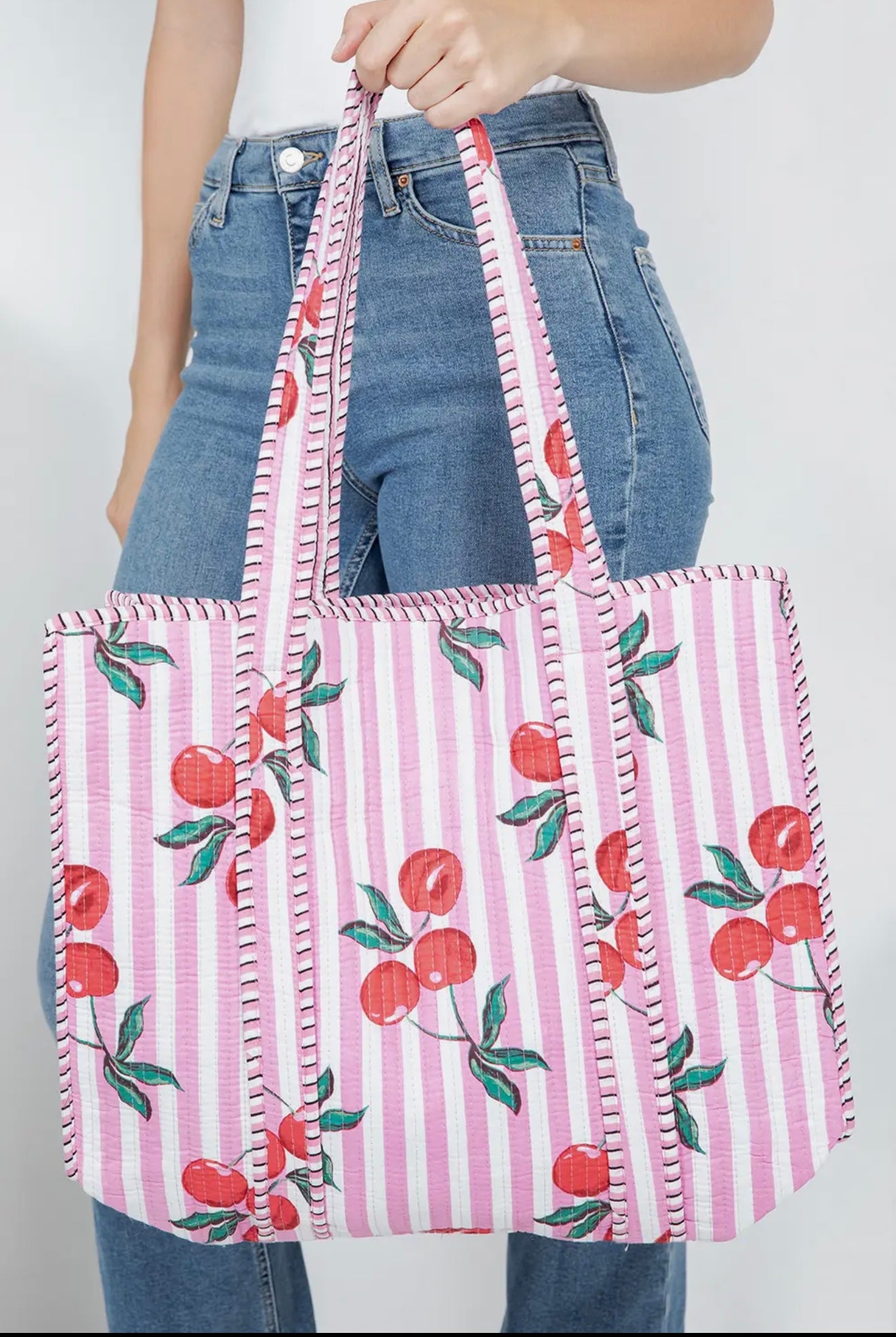 CHERRY PRINT/REVERSIBLE QUILTED TOTE BAG