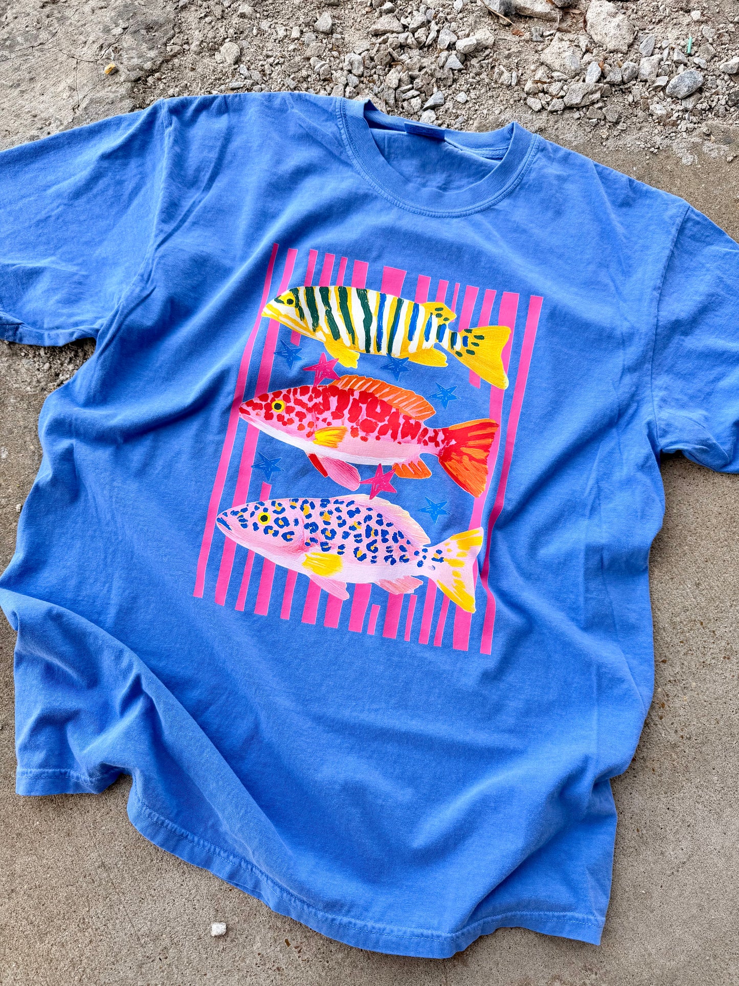 SUMMER CATCH GRAPHIC TEE| FLO BLUE